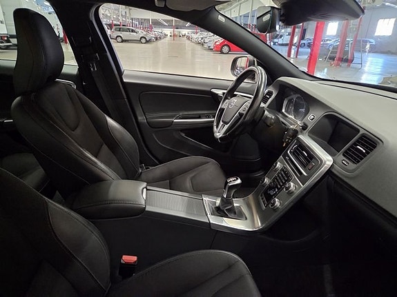 Volvo S60 4 of 5