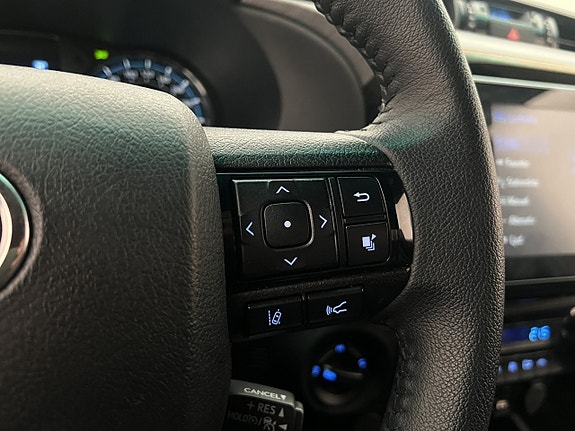 Toyota HiLux 19 of 30