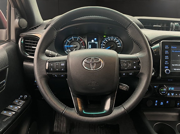 Toyota HiLux 17 of 30