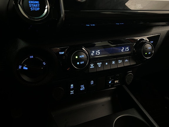 Toyota HiLux 23 of 30
