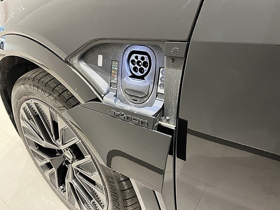 Audi Q8 e-tron 13 of 16