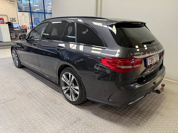 Mercedes-Benz C300 4 of 5