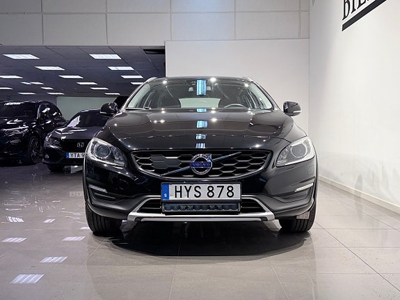 Volvo V60 Cross Country 2 of 5