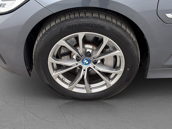 BMW 330e 27 of 30