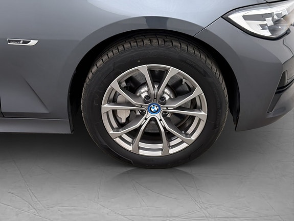 BMW 330e 30 of 30