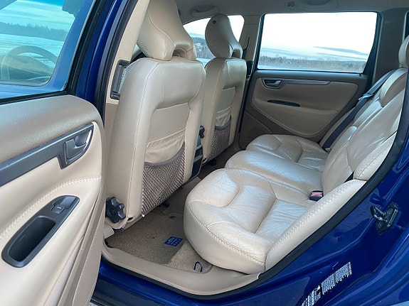 Volvo XC70 11 of 17