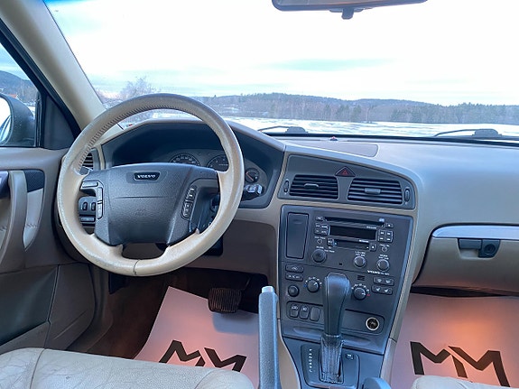 Volvo XC70 9 of 17
