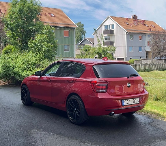 BMW 118d 2 of 5