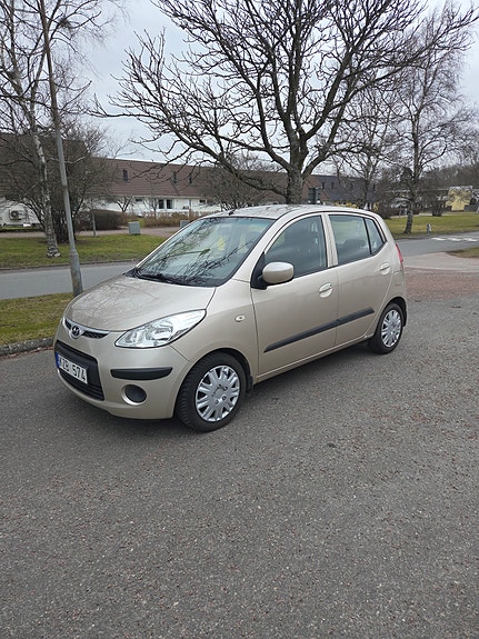 Hyundai i10 2 of 5