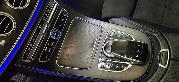 Mercedes-Benz E200 18 of 25