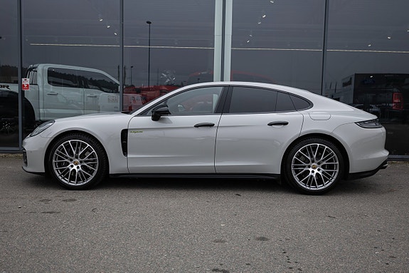 Porsche Panamera 4 4 of 5