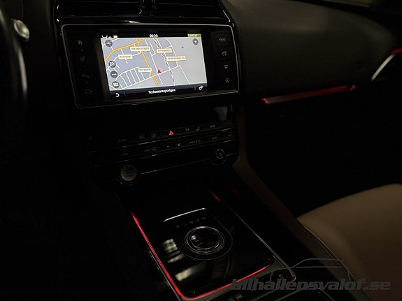 Jaguar F-PACE 7 of 17