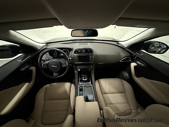 Jaguar F-PACE 4 of 5