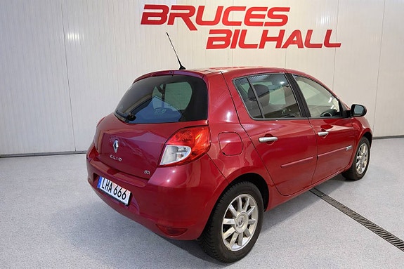 Renault Clio 2 of 9