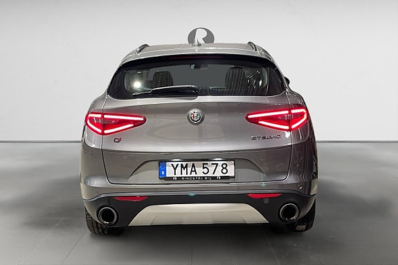 Alfa Romeo Stelvio 6 of 17