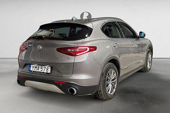Alfa Romeo Stelvio 7 of 17