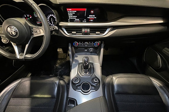 Alfa Romeo Stelvio 12 of 17