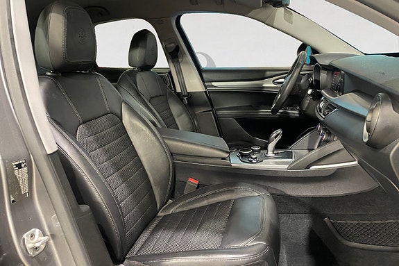Alfa Romeo Stelvio 15 of 17