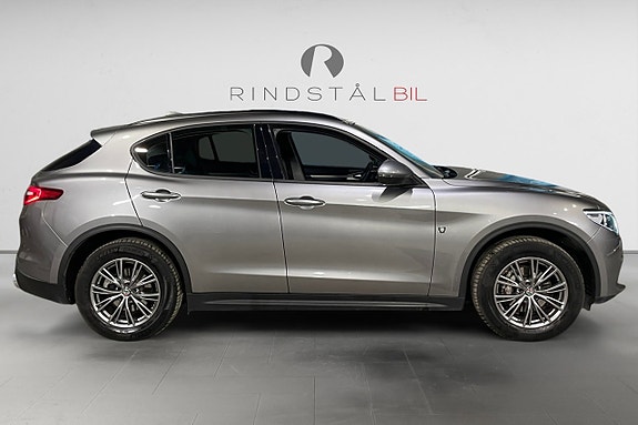 Alfa Romeo Stelvio 8 of 17