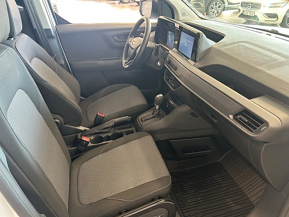 Ford Transit Courier 9 of 12