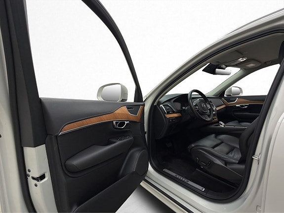 Volvo XC90 10 of 30