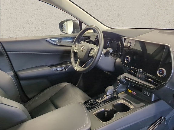 Lexus NX450h+ 4 of 5