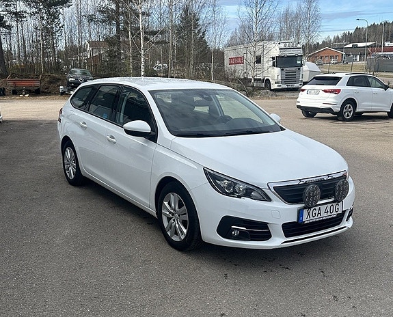 Peugeot 308 SW 2 of 5