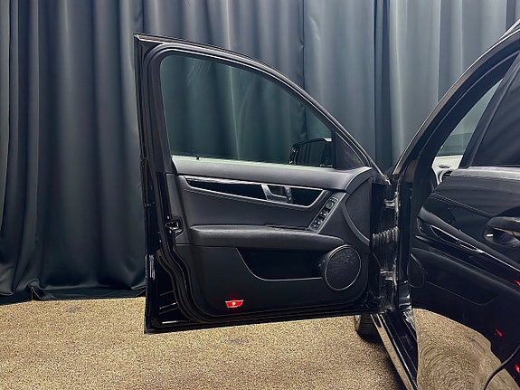 Mercedes-Benz C300 16 of 30