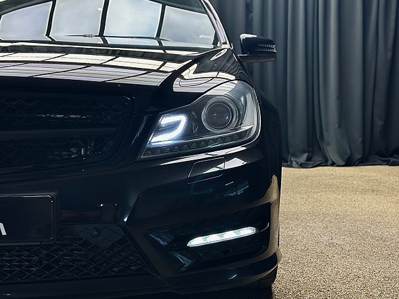 Mercedes-Benz C300 5 of 5