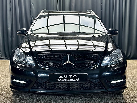 Mercedes-Benz C300 4 of 5