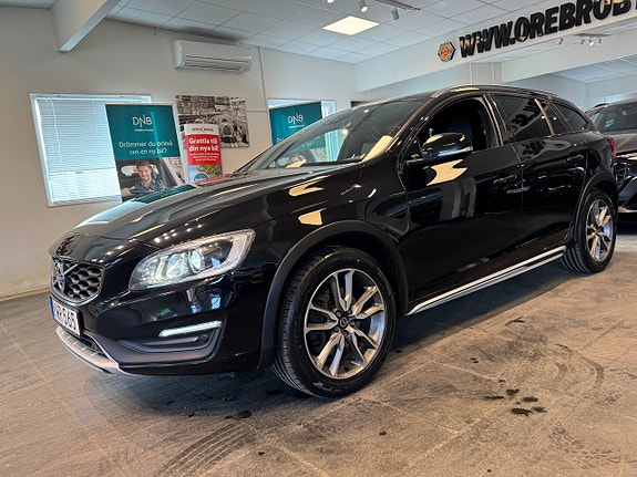 Volvo V60 Cross Country 2 of 5