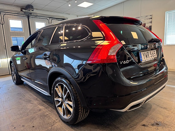 Volvo V60 Cross Country 3 of 5