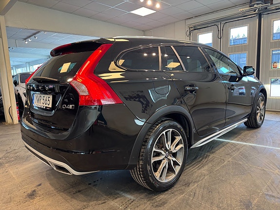 Volvo V60 Cross Country 4 of 5