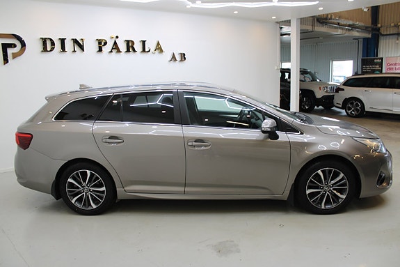 Toyota Avensis 4 of 12