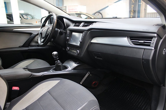 Toyota Avensis 9 of 12