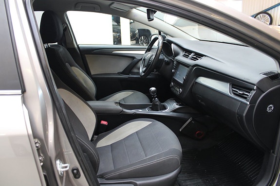 Toyota Avensis 8 of 12