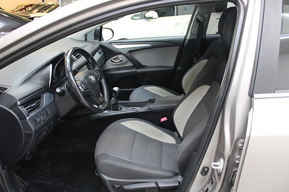 Toyota Avensis 6 of 12