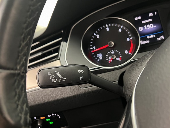 Volkswagen Passat 13 of 30