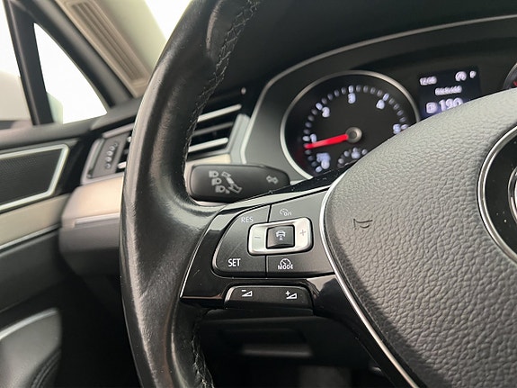 Volkswagen Passat 14 of 30