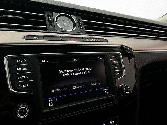 Volkswagen Passat 19 of 30