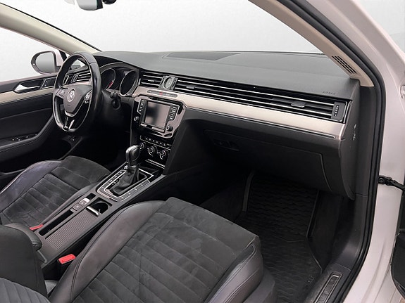 Volkswagen Passat 23 of 30