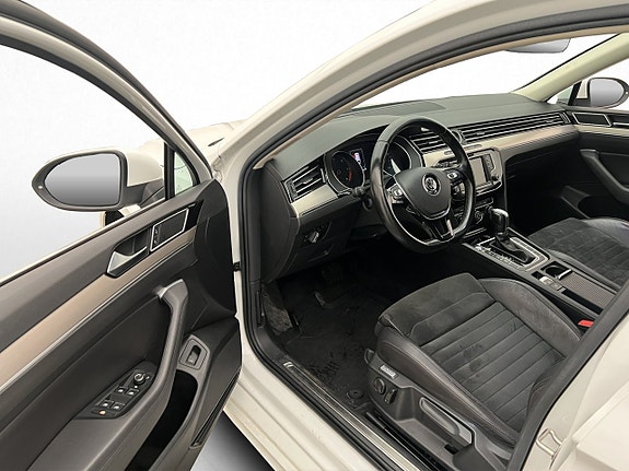 Volkswagen Passat 9 of 30
