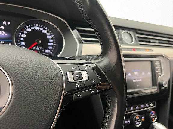 Volkswagen Passat 16 of 30