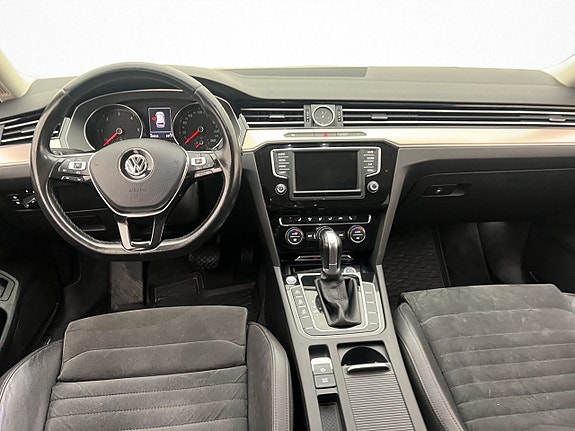 Volkswagen Passat 10 of 30