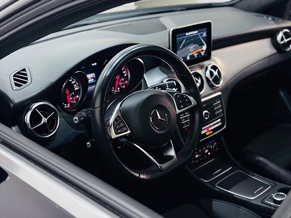 Mercedes-Benz GLA200 9 of 18