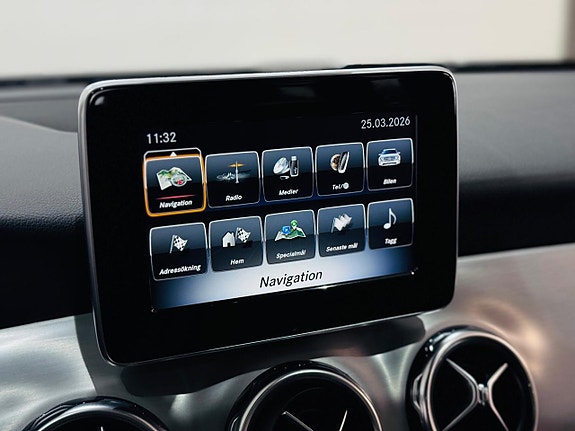 Mercedes-Benz GLA200 11 of 18