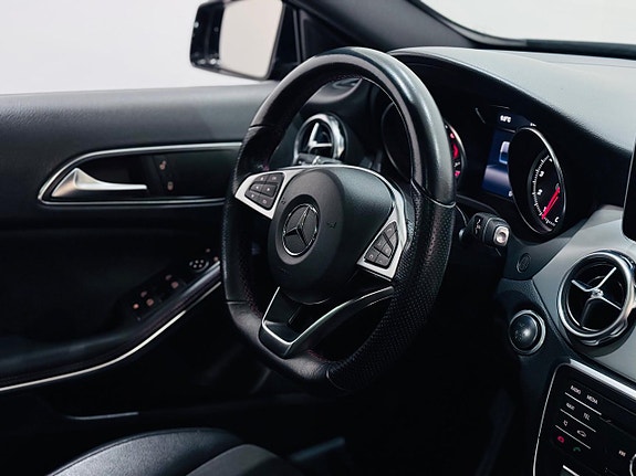 Mercedes-Benz GLA200 4 of 18