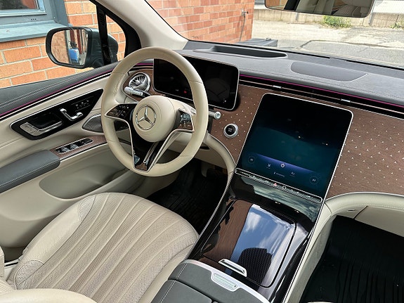Mercedes-Benz EQS SUV 8 of 25