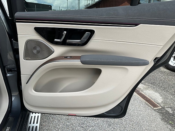 Mercedes-Benz EQS SUV 25 of 25