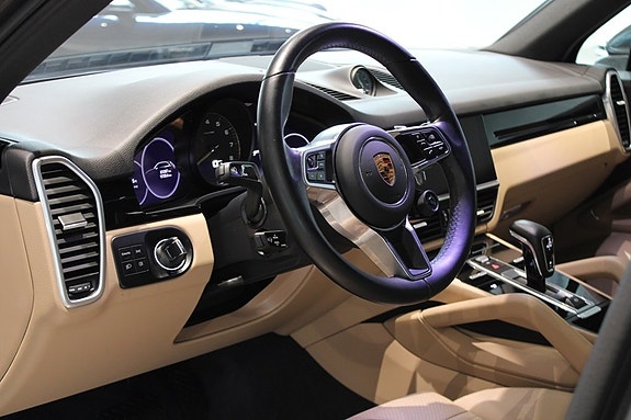 Porsche Cayenne 3 of 5